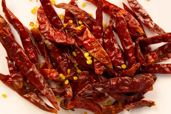 Beyaz bir yüzey içinde küçük bir kurutulmuş kırmızı biber grubu (Şili de arbol) (Capsicum anuum 'De rbol')