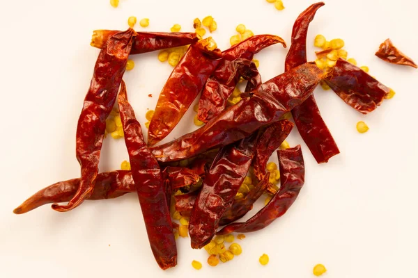 Beyaz bir yüzey içinde küçük bir kurutulmuş kırmızı biber grubu (Şili de arbol) (Capsicum anuum 'De rbol')