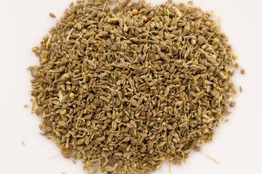 Beyaz bir yüzey üzerinde anason tohumları