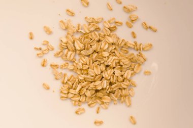 Beyaz bir yüzeyde küçük bir demet yulaf lapası