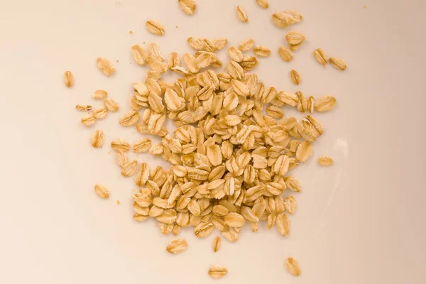 Beyaz bir yüzeyde küçük bir demet yulaf lapası