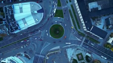 Sinematik dron görüntüleri Chisinau Moldova 'daki modern bir kavşağın etrafında hareket eden arabaları yakalıyor. Kamera sağdan sola doğru düzgün döner, zarif bir hareket ve kentsel atmosfer yaratır.. 