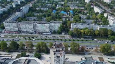 Yayın insansız hava aracı görüntüleri Eylül 2024 'te Chisinau, Moldova' da apartman blokları, yeşil alanlar ve şehir trafiğini gösteriyor. Kentsel yaşam tarzı ve altyapı kavramı. 