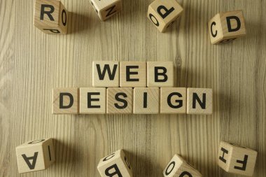 Tahta bloklardan metin web tasarımı, çevrimiçi içerik programlama kavramı