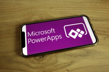 KONSKIE, POLAND - 9 Haziran 2021: Microsoft PowerApps logosu cep telefonunda görüntülendi