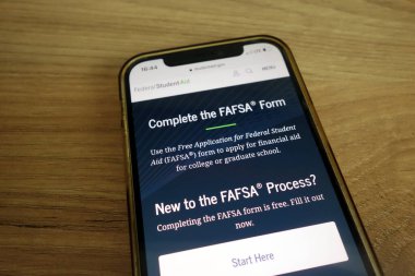 KONSKIE, POLAND - 9 Haziran 2021: Studentaid.gov 'un cep telefonunda gösterilen FAFSA formu web sitesi