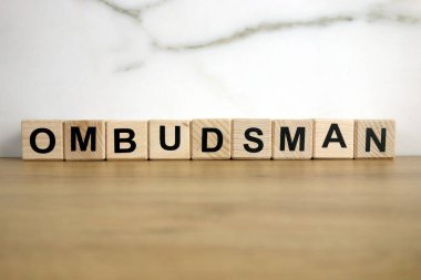 Masadaki tahta bloklardan ombudsman kelimesi, kamu idaresi kavramı