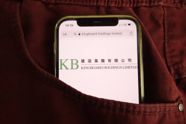 KONSKIE, POLAND - 22 Temmuz 2021: Kingboard Holding Limited logosu cep telefonunda gösterildi