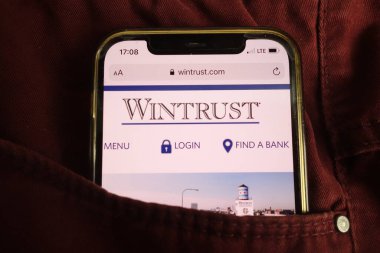 KONSKIE, POLAND - 22 Temmuz 2021: Wintrust Finans Şirketi 'nin web sitesi cep telefonunda gösterildi