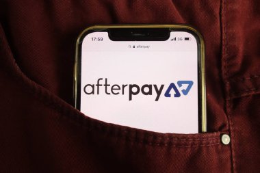 KONSKIE, POLAND - 22 Temmuz 2021: Afterpay Limited Company logosu cep telefonunda sergilendi