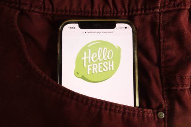 KONSKIE, POLAND - 04 Ağustos 2021: HelloFresh SE şirket logosu cep telefonunda sergilendi
