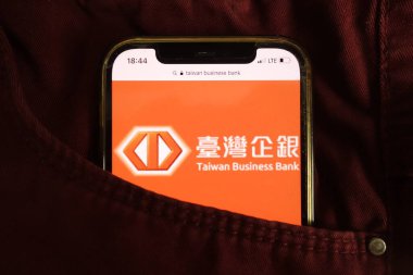 KONSKIE, POLAND - 04 Ağustos 2021: Tayvan İş Bankası logosu cep telefonunda sergilendi