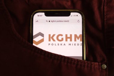 KONSKIE, POLAND - 04 Ağustos 2021: KGHM Polska Miedz SA logosu cep telefonunda sergilendi