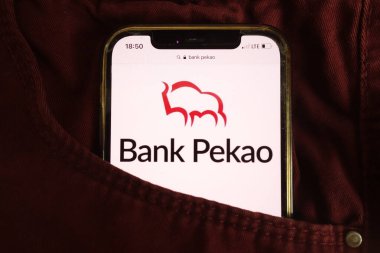 KONSKIE, POLAND - 04 Ağustos 2021: Pekao SA Bankası logosu cep telefonunda sergilendi