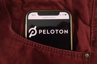 KONSKIE, POLAND - 17 Ağustos 2021: Peloton Interactive Inc logosu kot pantolon cebine gizlenmiş cep telefonunda görüntülendi
