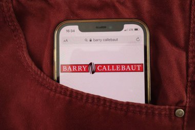 KONSKIE, POLAND - 17 Ağustos 2021: Barry Callebaut logosu kot pantolon cebinde saklı cep telefonunda sergilendi