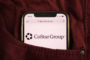 KONSKIE, POLAND - 17 Ağustos 2021: CoStar Group Inc logosu kot pantolon cebinde saklı cep telefonunda sergilendi