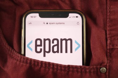KONSKIE, POLAND - 17 Ağustos 2021: EPAM Systems Inc logosu kot pantolon cebine gizlenmiş cep telefonunda görüntülendi