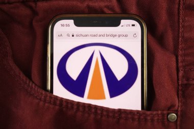 KONSKIE, POLAND - 17 Ağustos 2021: Sichuan Yolu ve Köprü Grubu logosu kot pantolon cebinde saklı cep telefonunda sergileniyor