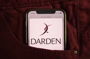 KONSKIE, POLAND - 17 Ağustos 2021: Darden Restoran Inc logosu kot pantolonun cebine gizlenmiş cep telefonunda sergilendi