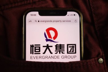KONSKIE, POLAND - 17 Ağustos 2021: Evergrande Group logosu kot pantolon cebinde saklı cep telefonunda sergilendi