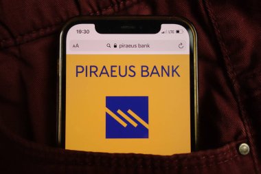 KONSKIE, POLAND - 17 Ağustos 2021: Pire Bankası logosu kot pantolon cebinde saklı cep telefonunda sergilendi