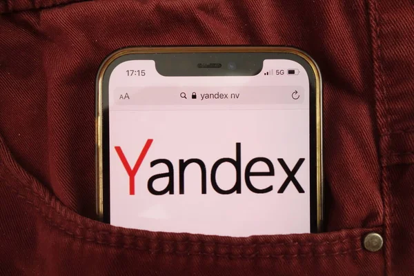 Конский Поланд Августа 2021 Года Логотип Яндекса Отображается Мобильном Телефоне — стоковое фото