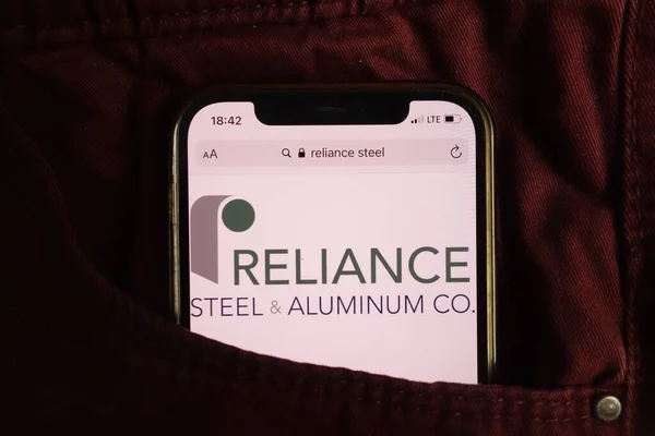 Konskie Polen August 2021 Reliance Steel Aluminium Logo Auf Handy — Stockfoto