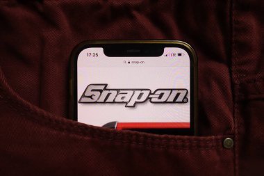 KONSKIE, POLAND - 04 Eylül 2021: Kotların cebine gizlenmiş cep telefonunda Snap-on Incorporated logosu