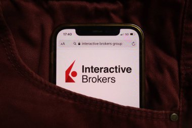 KONSKIE, POLAND - 04 Eylül 2021: İnteraktif Brokers LLC logosu kot pantolon cebine gizlenmiş cep telefonunda görüntülendi