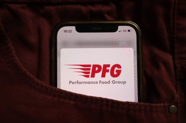 KONSKIE, POLAND - 04 Eylül 2021: Kotların cebine gizlenmiş cep telefonunda Gıda Grubu PFG logosu sergileniyor