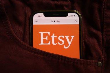 KONSKIE, POLAND - 04 Eylül 2021: Etsy Inc logosu kot pantolon cebinde saklı cep telefonunda sergilendi