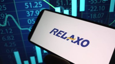 Konskie, Polonya - 09 Kasım 2025: Relaxo Ayakkabı Şirketi logosu cep telefonunda sergilendi