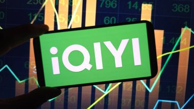 Konskie, Polonya - 09 Kasım 2025: iQIYI şirket logosu cep telefonunda sergilendi