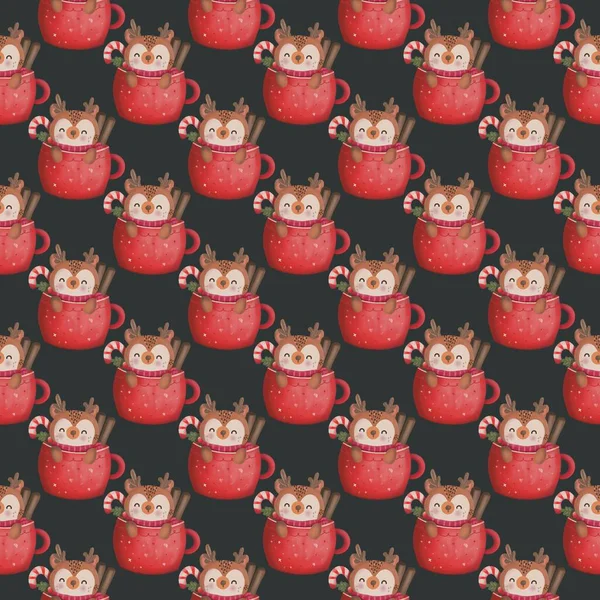   Koyu bir arka planda pürüzsüz desenler ve bardakta sevimli bir geyik.