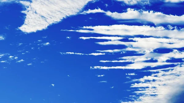 Mavi gökyüzü, garip şekilli bulutlar, güzel gökyüzü