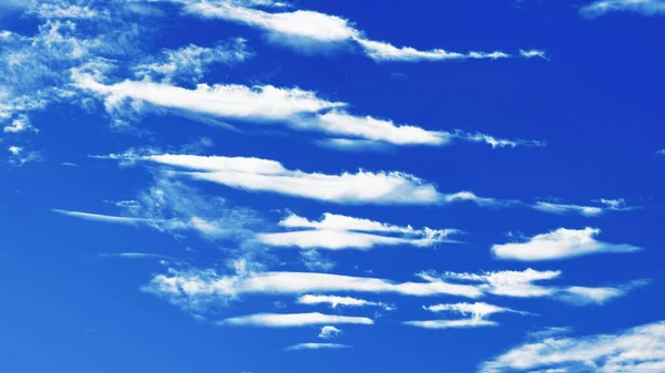 Parlak Mavi Gök 'te sıra dışı bulut deseni, garip şekilli bulutlar