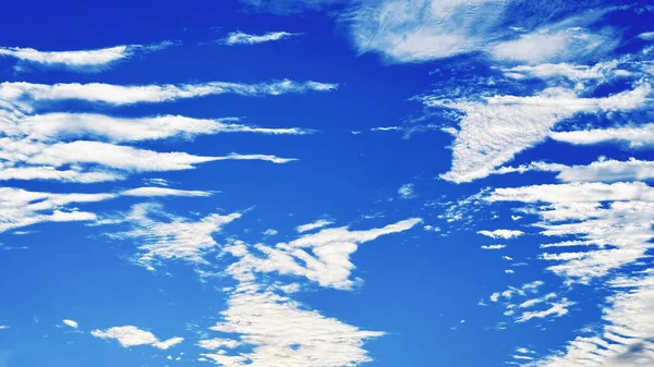 Parlak Mavi Gökteki Bulut Şablonu, Tuhaf bulutlu mavi gökyüzü