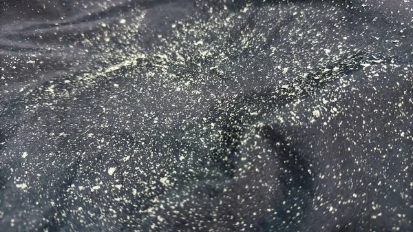 Siyah kumaş arka planında kepek taneleri