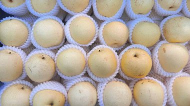 Pazar Ekranında Yığılmış Olgun Asya Armutları, Taze Sarı Meyve Dokusu