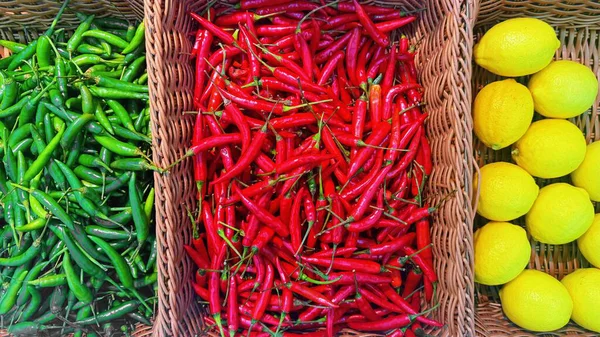 Sepette Chili Peppers ve Lemons, Taze Baharatlı Sebze Arkaplanı