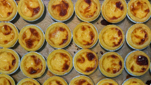 Fırın tepsisinde taze yumurtalı tartlar, Üst Manzara Yumurta Turtaları