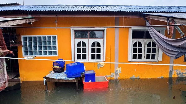 Sular Altındaki Ev Dış Yükselen Su Ev ve Dış Malzemeleri Çevreledi