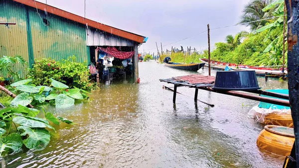 Sel basmış Riverside Topluluğu Konutları, Tekneler ve Yürüme Yolları Yükselen Su Altında Kaldı