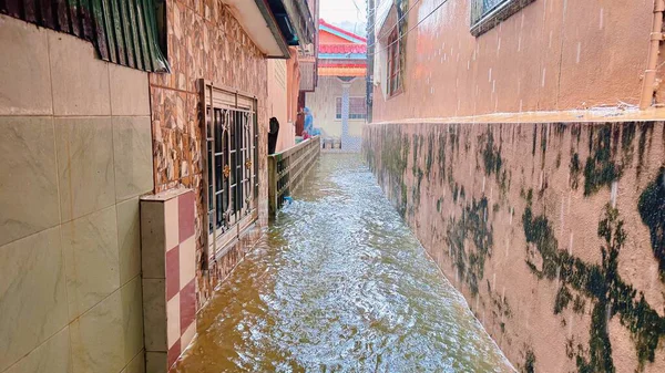 Derin Sel Geçidi, Dar Geçitte Duvarlara Yükselen Su