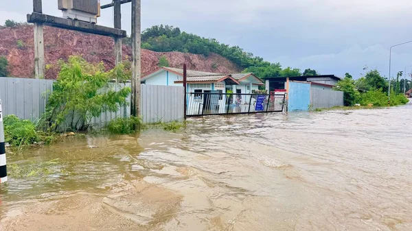 Şiddetli Sel Altında Sokak Derin Kahverengi Suyun Altında, Su Yol 'a akıyor