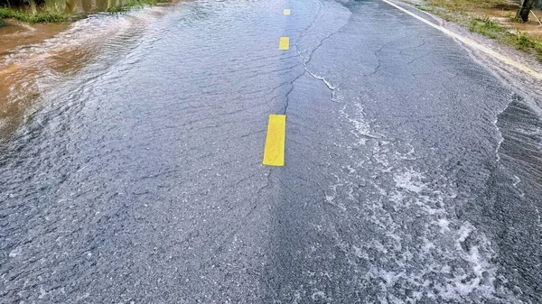 Şiddetli yağmurdan sonra Asphalt Yolu Güçlü Suyla Akıyor
