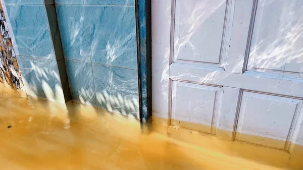 Yükselen Kahverengi Suyla Dolu Ev Girişi Doğal Felaket Sel Sahnesi