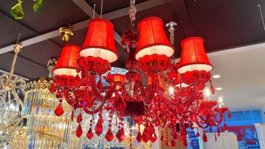 Kırmızı Kristal Avize Şatafatlı İç mekan Dramatik Işıklandırma