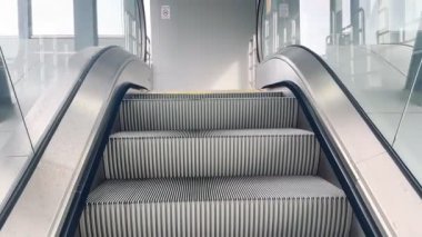 Modern Binada Yürüyen Yürüyen Yürüyen Yürüyen Yürüyen Merdiven, Kapalı Kapılar, Şehir Ulaşım Arkaplanı